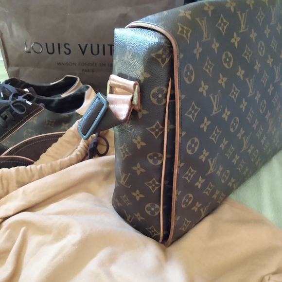 Louis Vuitton (Authentic) Messenger Bag - Picture 2 of 12